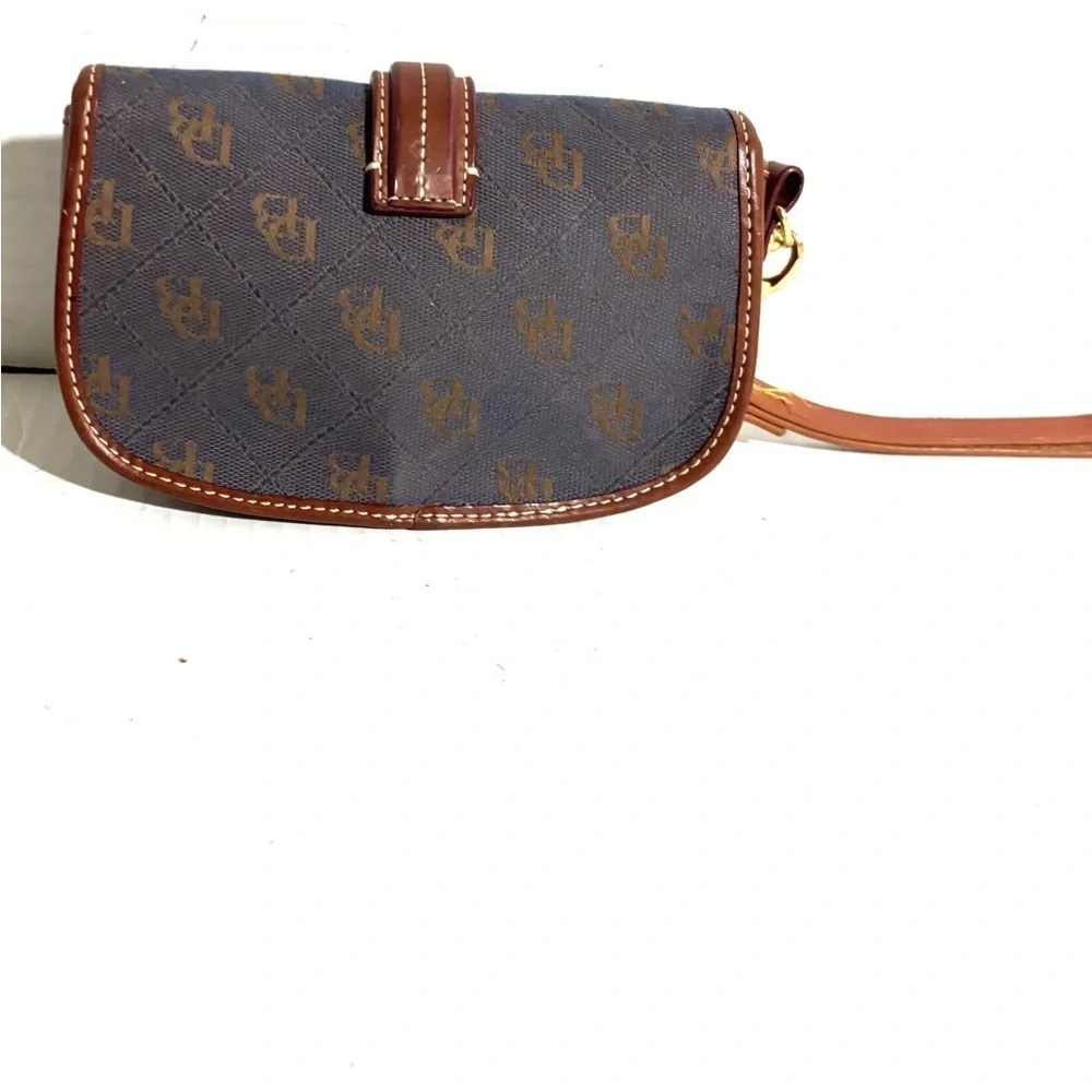 Dooney & Bourke stylish wristlet